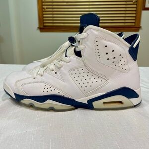 Men’s Midnight Navy Jordan 6!  Size 10.5. Very good condition!